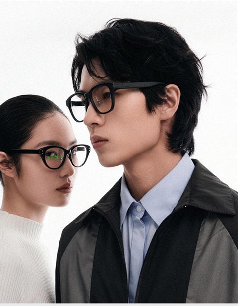 Two models wearing Mimosa-branded AR99 camera-free display glasses