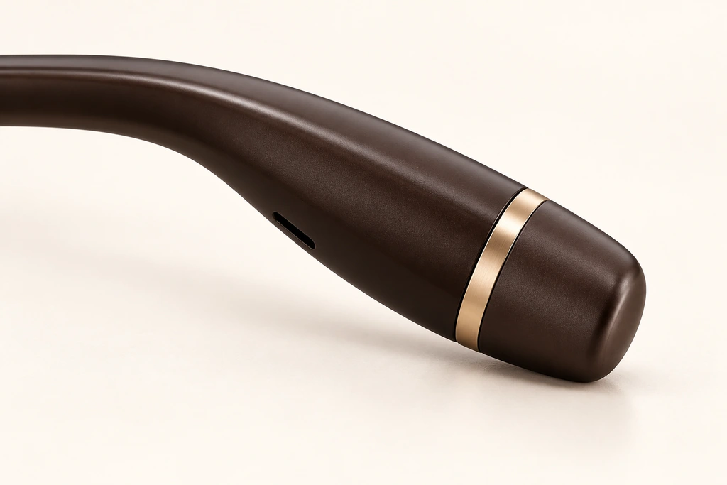 Color-matched rear-tip concept with a fine metal ring and exterior seam